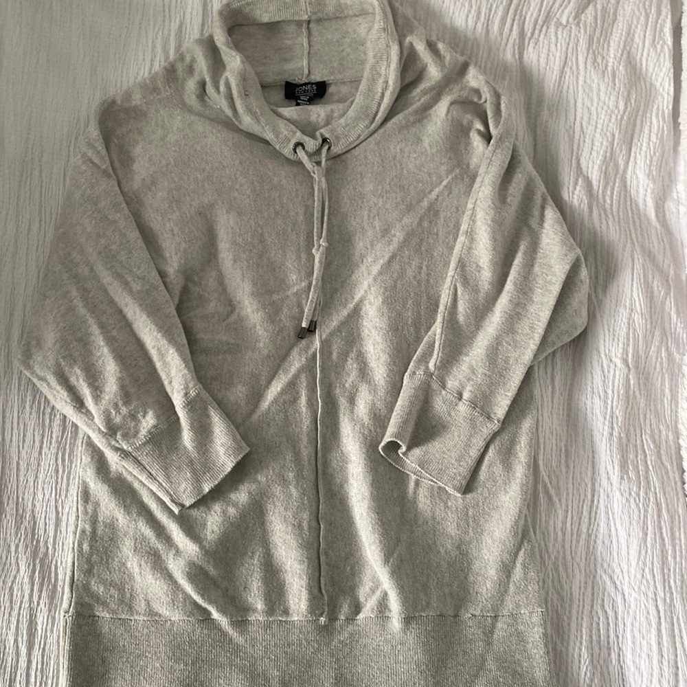 Small, half length sleeve sweatshirt